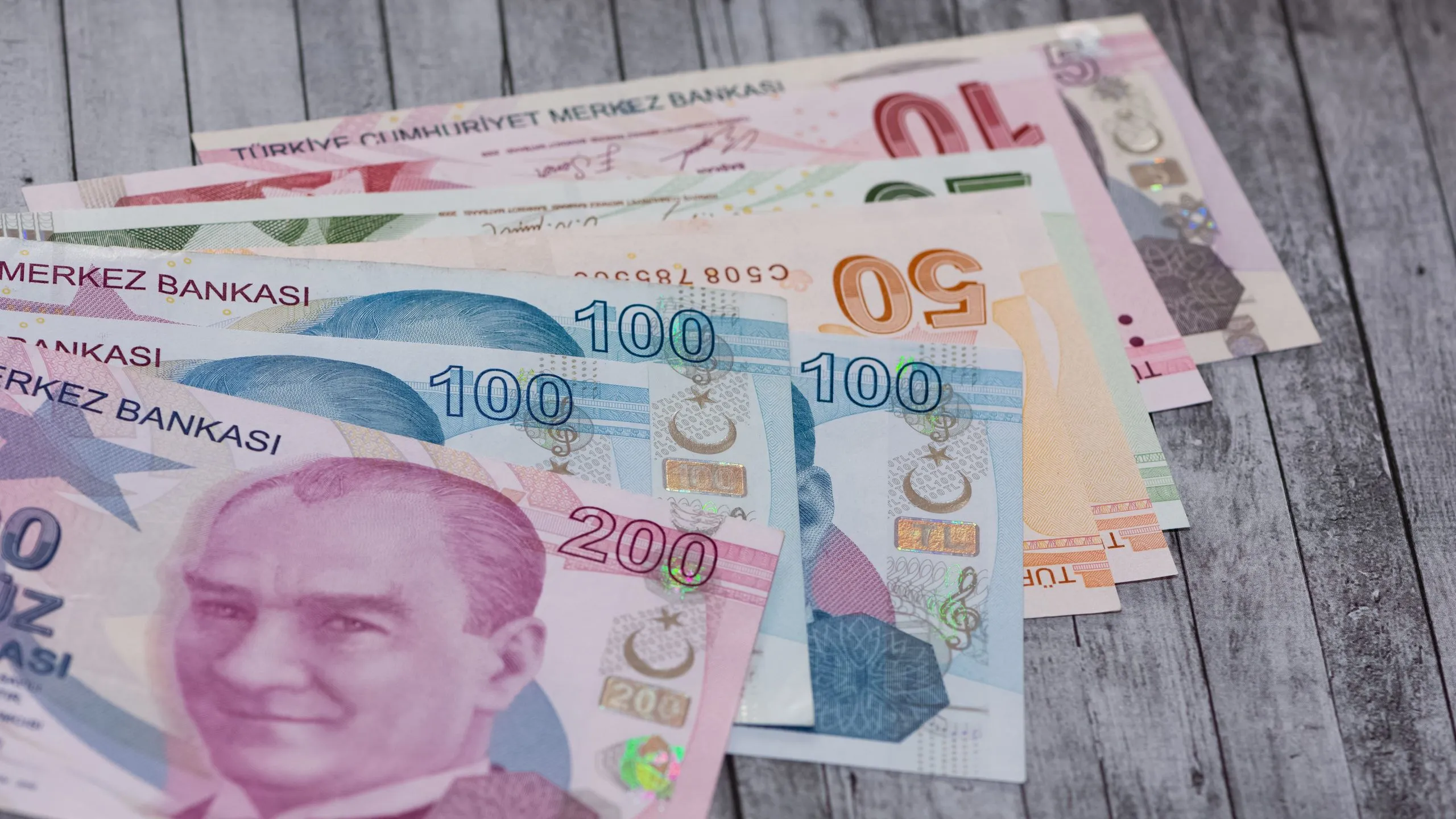 Başvuran Herkese 2.500 TL yardım parası ödeniyor! e-Devlet üzerinden Başvuru yapabilirsiniz. Başvuran herkese anında 2500 TL yatıyor, hemen e-devlet sitesine gir başvurunu yap, paran hesabına yatsın.  2023 kasım aralık 2024